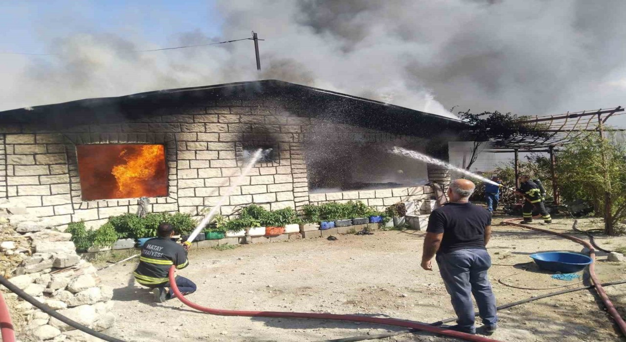 Kırıkhanda müstakil ev alevlere teslim oldu