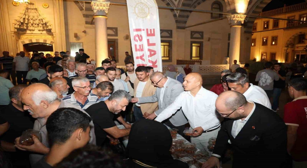 Kırıkkale Belediyesinden kandil programında lokma ikramı