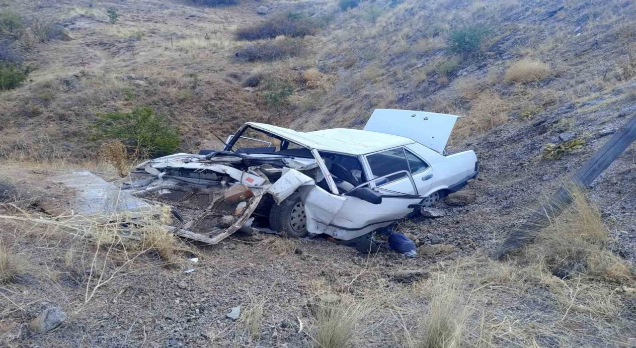 Kırıkkalede 65 metrelik uçurumdan yuvarlanan otomobil hurdaya döndü: 1 yaralı