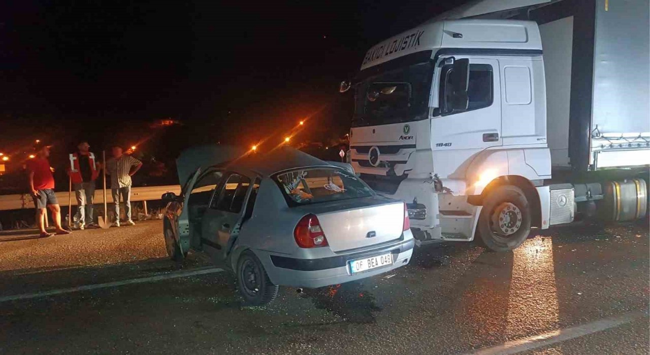 Kırıkkalede tır ile otomobil çarpıştı: 6 yaralı