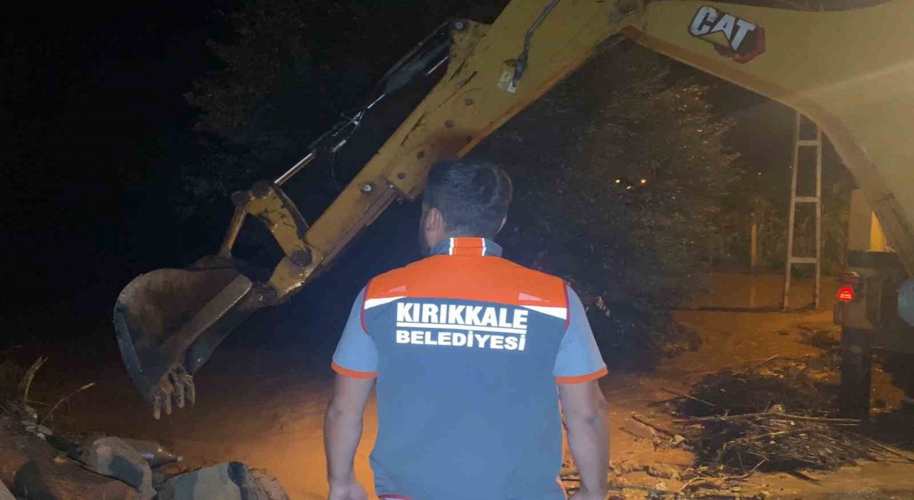 Kırıkkaleyi sağanak vurdu: Dereler taştı, ekipler anında müdahale etti