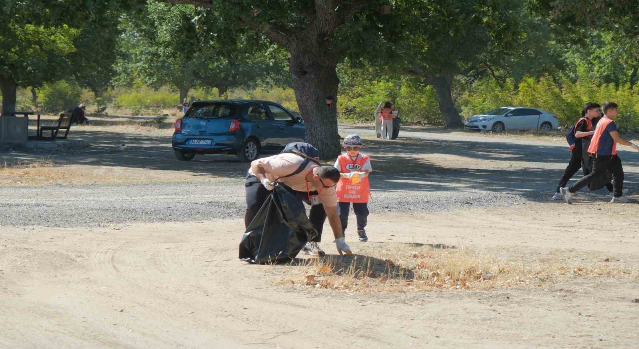 Kırklarelinde öğrenciler çöp topladı