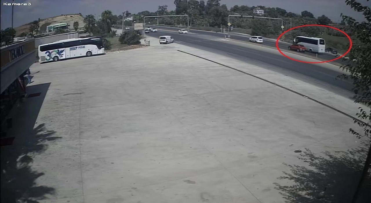 Kırmızı ışıkta duran araçlara çarpmamak için otomobilini şarampole sürdü