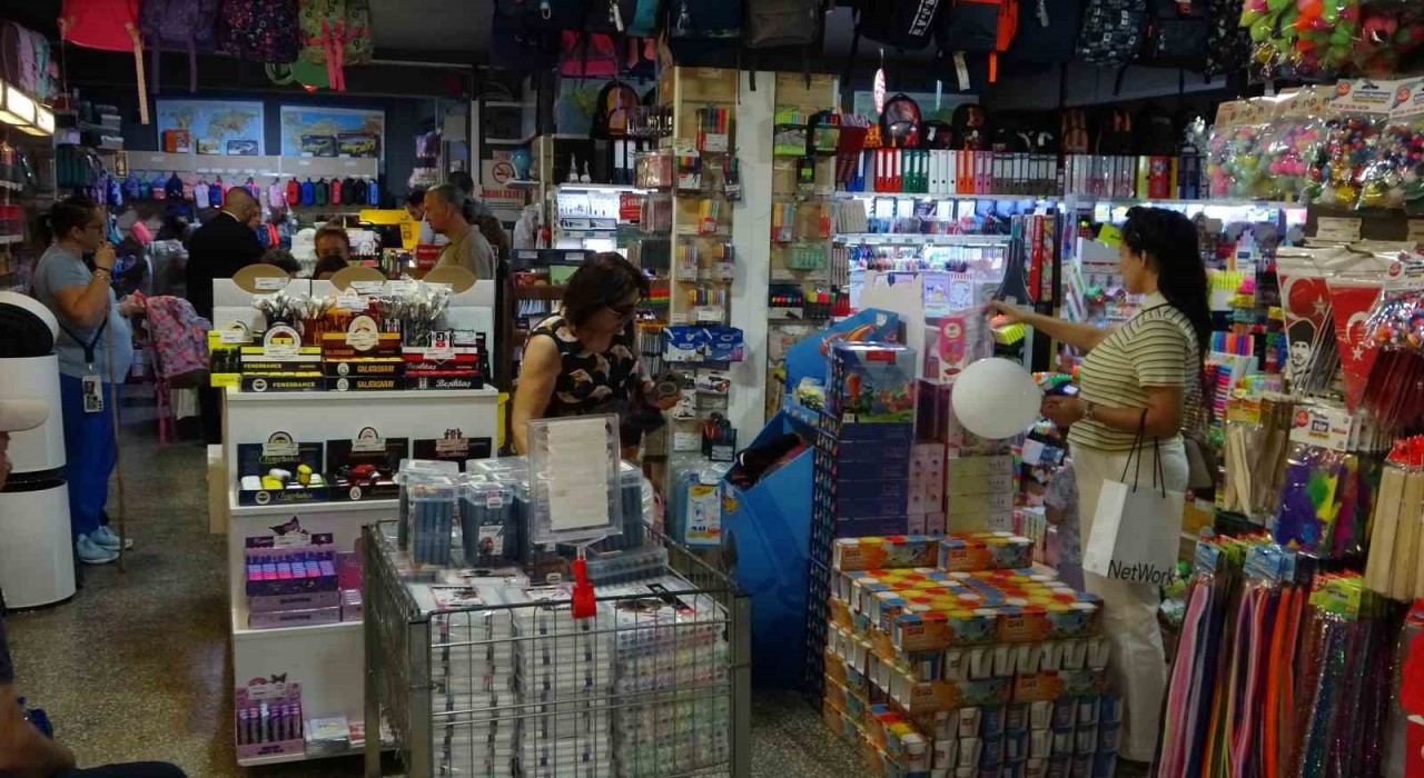 Kırtasiyeciler de veliler de bu seneki okul alışverişi maliyetlerinden memnun