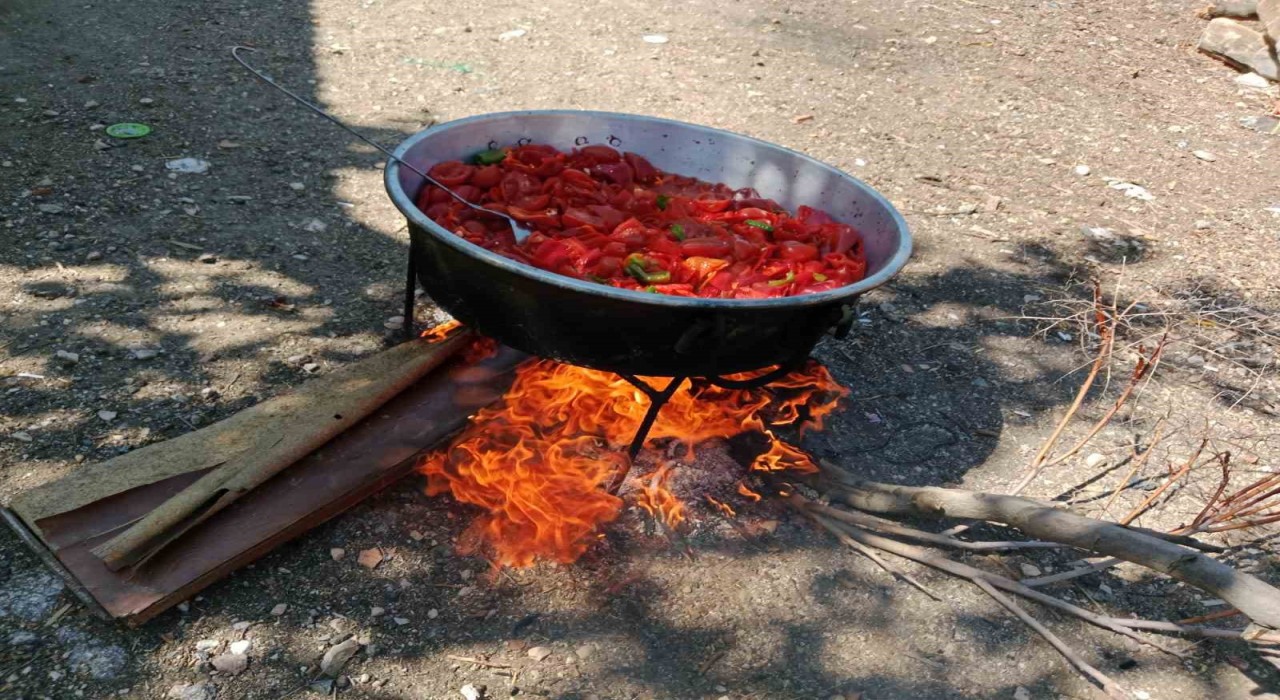 Kış mevsimi gelmeden kırsal kesimlerde salça yapımı başladı