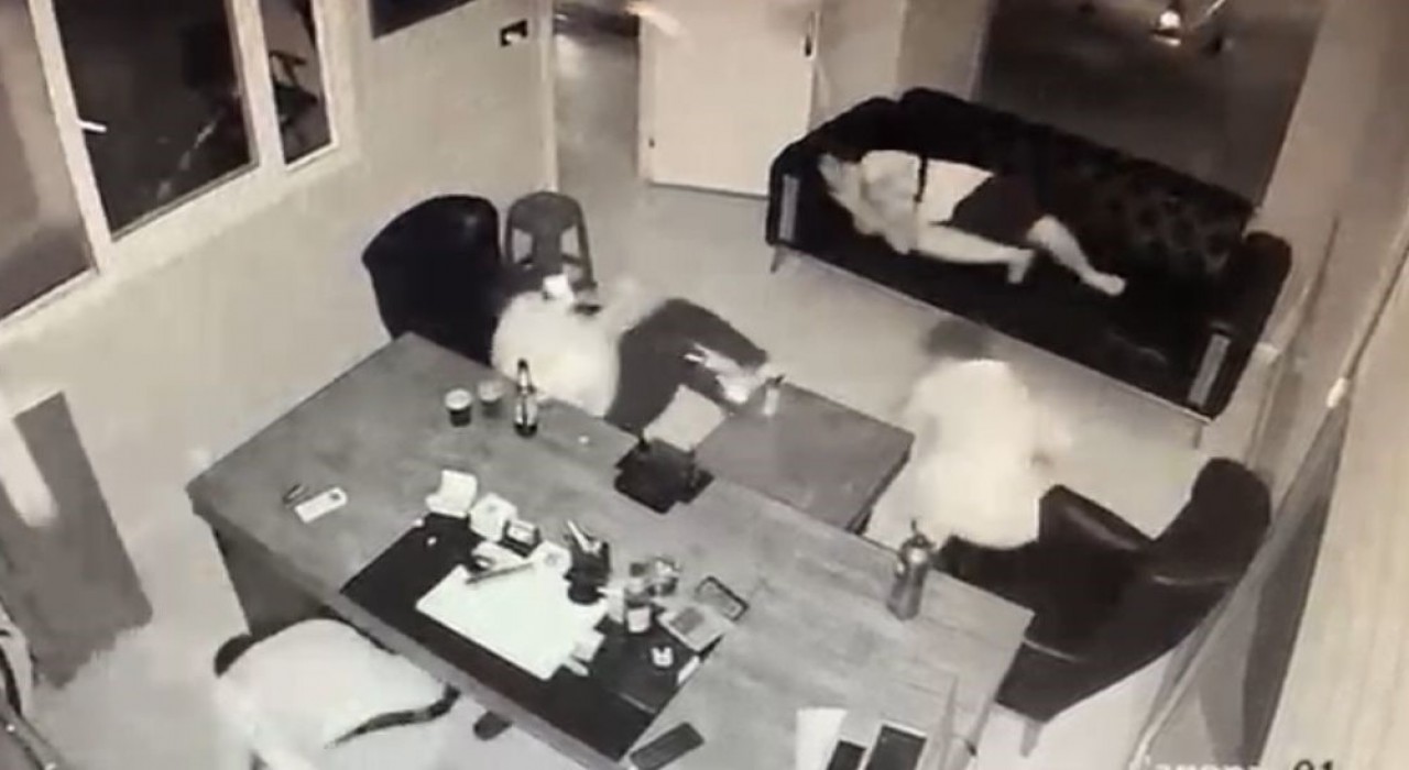 Kıskançlık yüzünden tetikçi tutmuş: Kurşunlar havada gezdi, içerde olanlar panik yaşadı