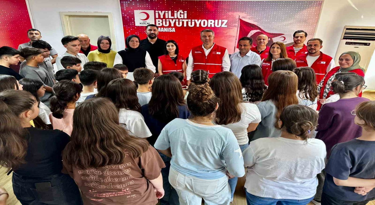 Kızılayın şefkat eli çocuklara ulaştı