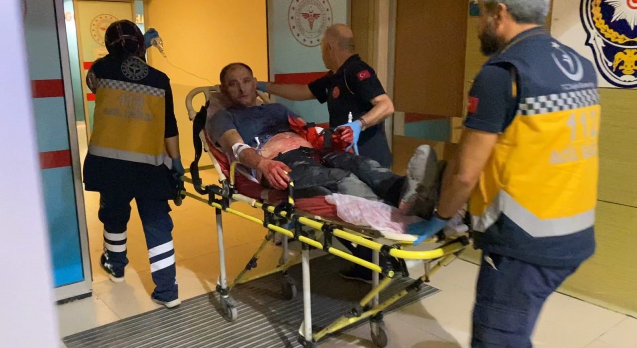 Kızlara rahatsızlık verdiği öne sürülen alkollü şahıs 3 kişi tarafından bıçaklandı