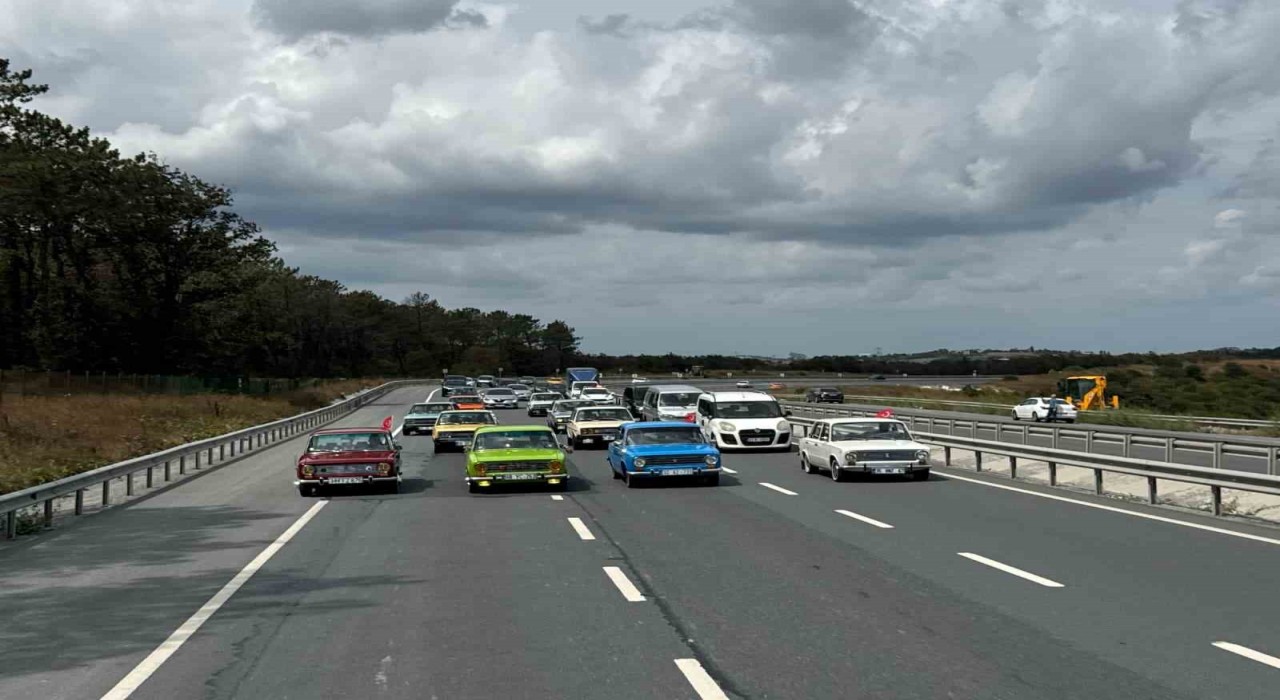 Klasik otomobil tutkunları Arnavutköyde bir araya geldi