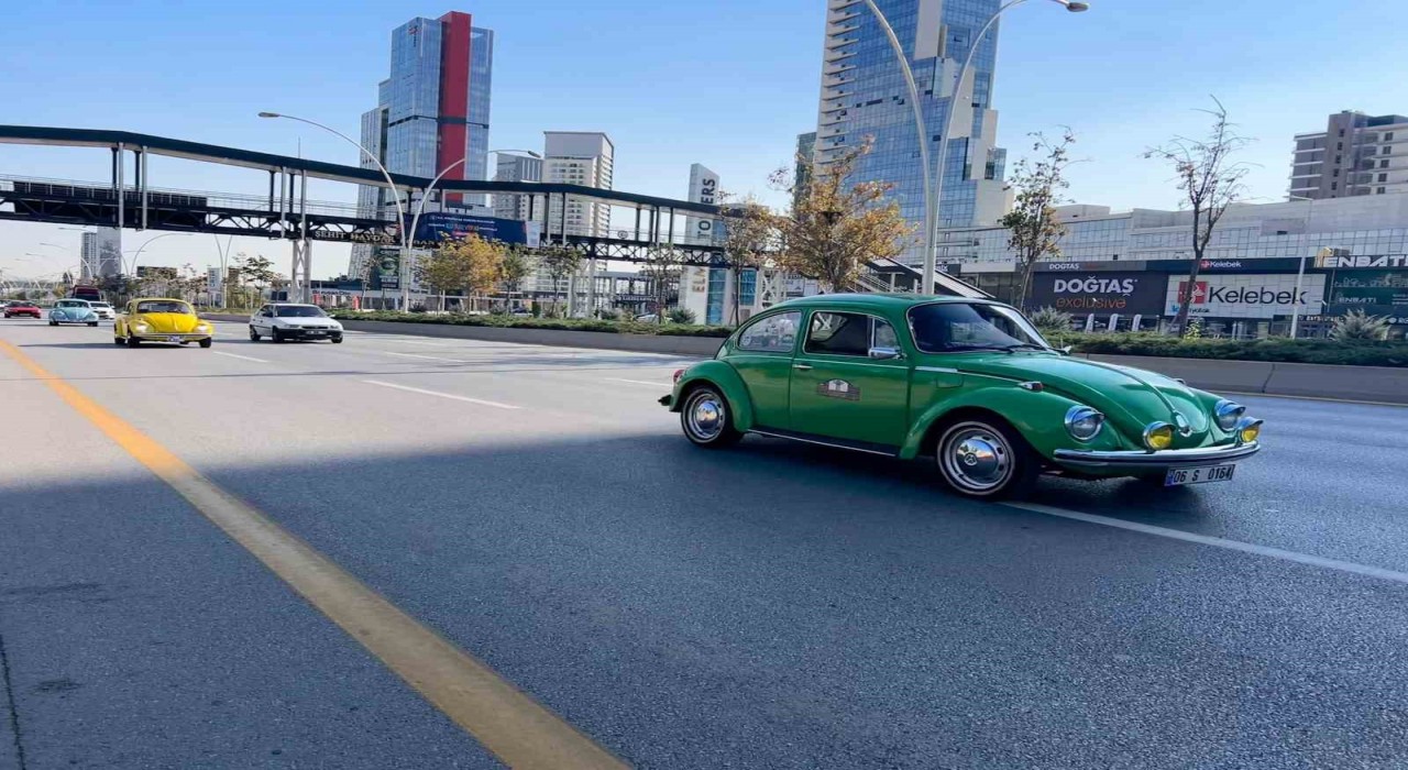 Klasik otomobil tutkunları erkek sağlığına dikkat çekmek için başkent sokaklarında