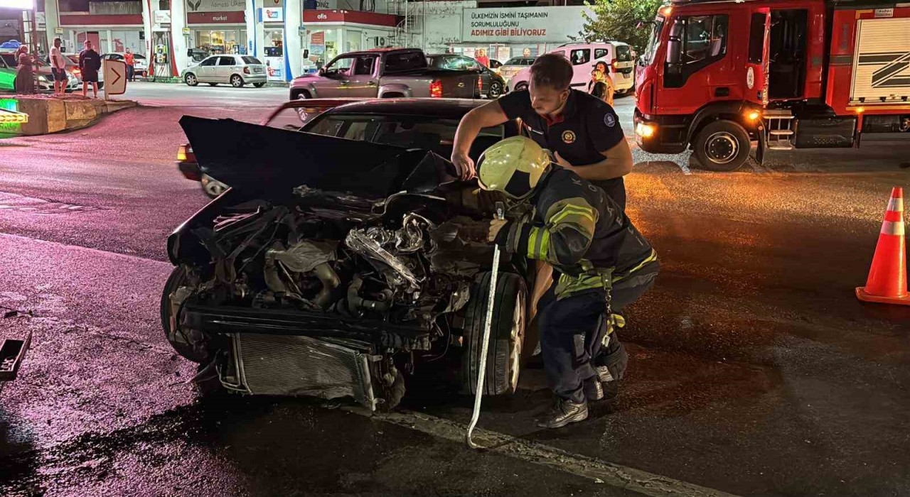 Kocaelide iki otomobil çarpıştı: 4 yaralı