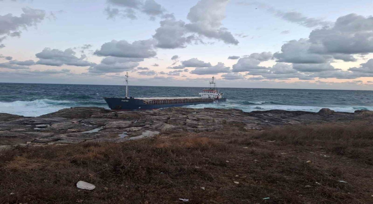 Kocaelide karaya oturan yük gemisinde bulunan 7 personelin tamamı havadan tahliye edildi