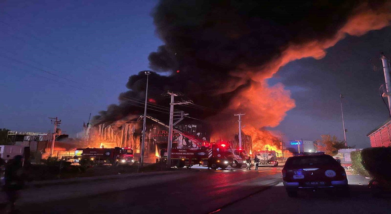Kocaelide lojistik deposunda yangın: Alevler geceyi aydınlattı