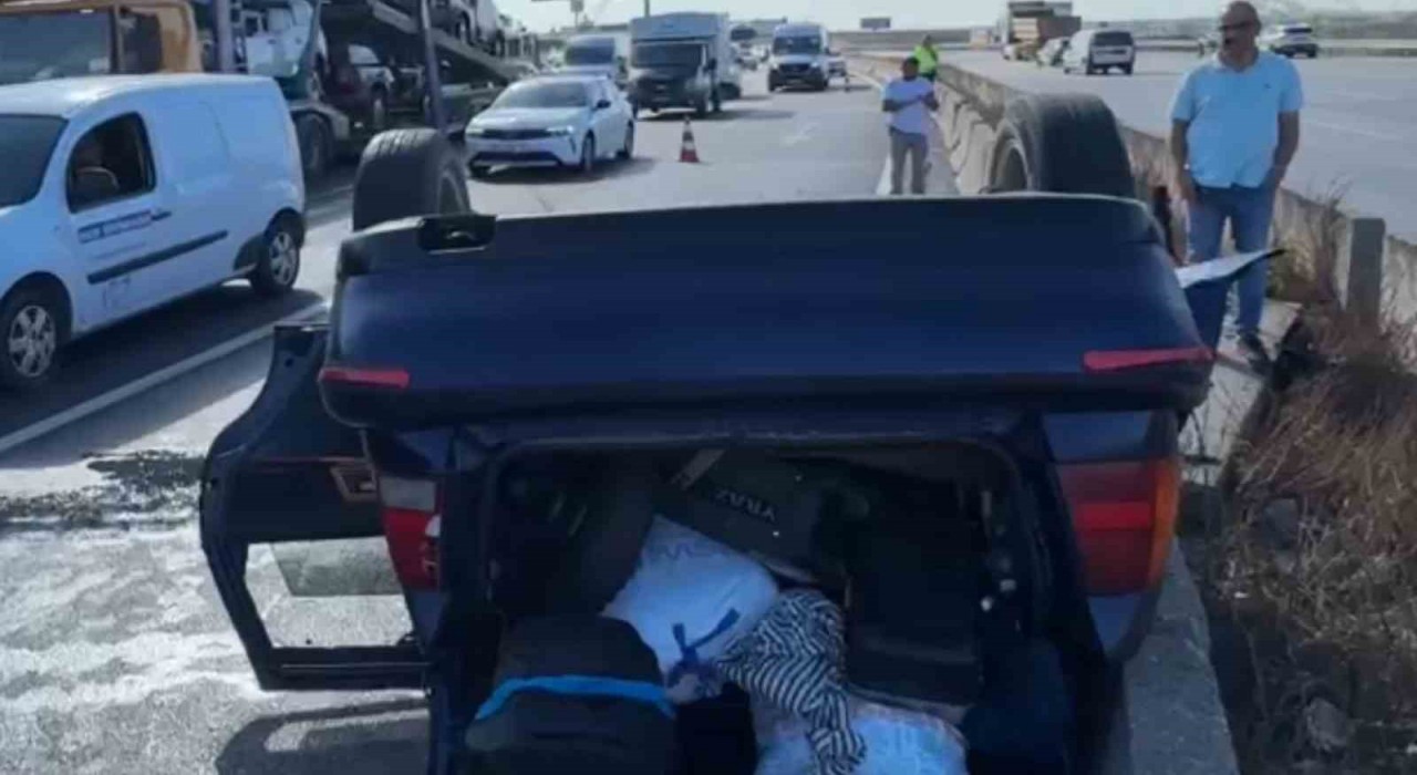 Kocaelide oto çekiciyle çarpışan otomobil devrildi: 3 yaralı