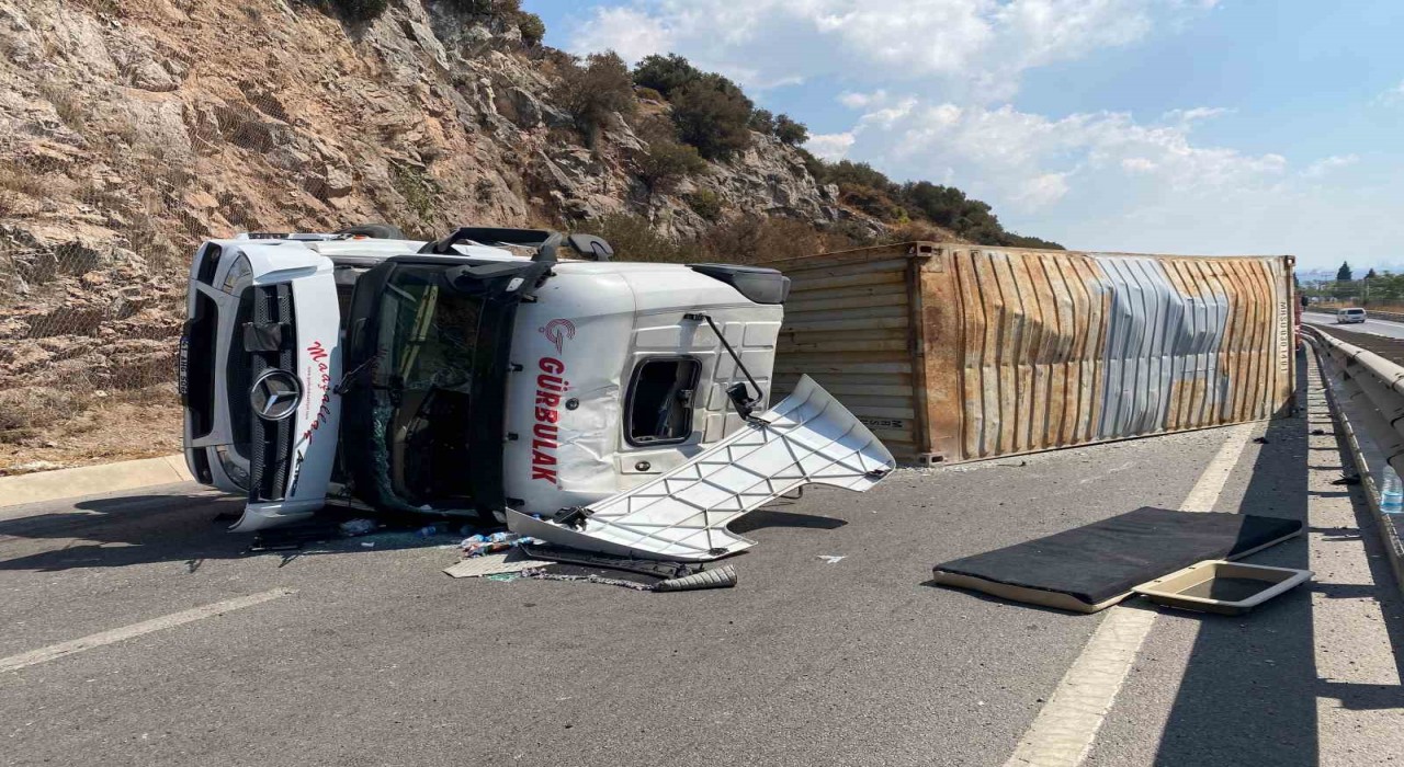 Kocaelinde tır devrildi, sürücü yaralandı: İstanbul istikameti trafiğe kapandı