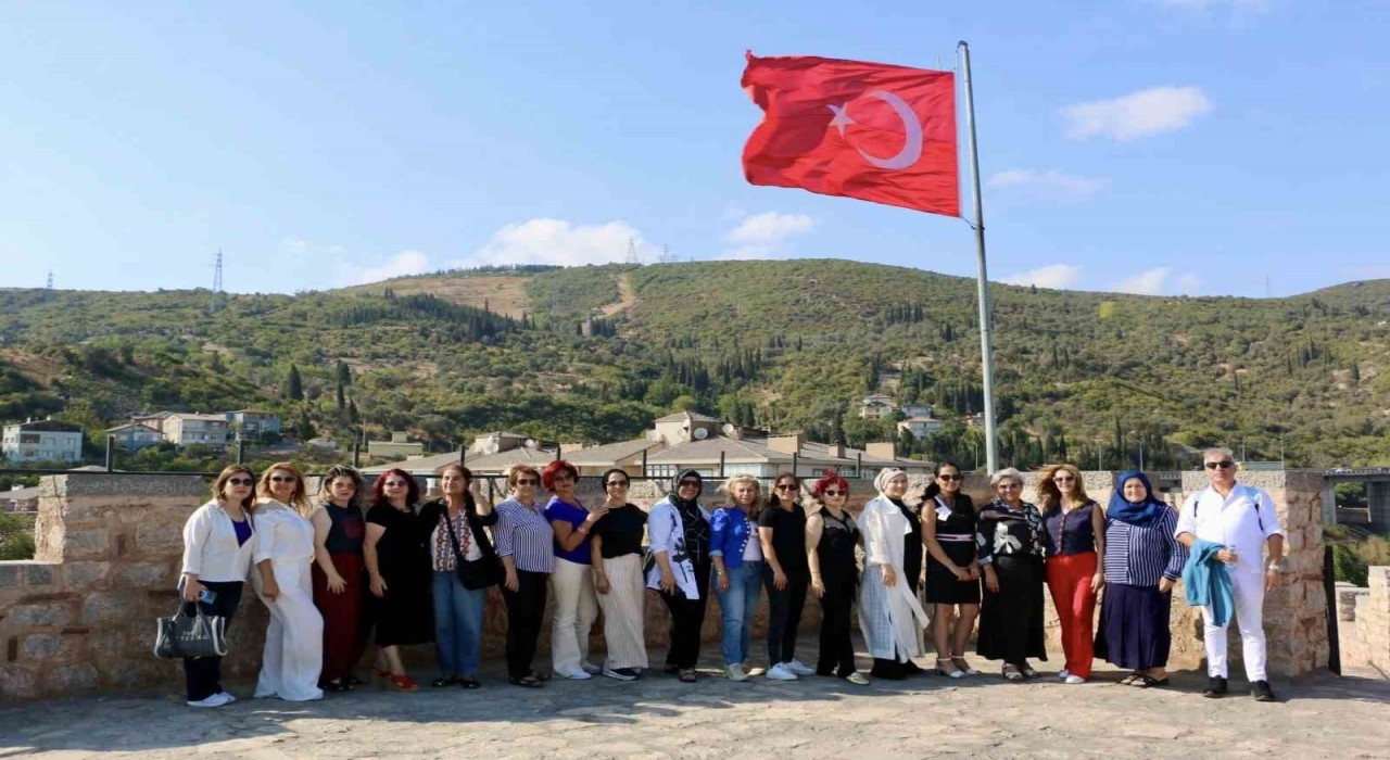 Kocaelinin kadın muhtarları yüzlerce yıllık tarihi yapıları gezdi