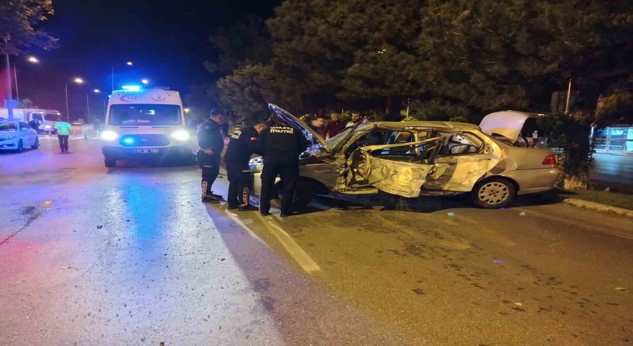 Kontrolden çıkan otomobil ağaçlara çarparak durabildi, genç sürücü yaralandı