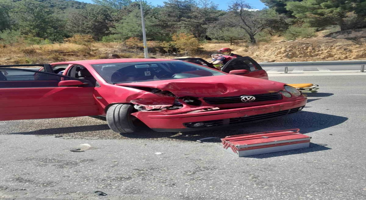 Kontrolden çıkan otomobil bariyerlere çarparken, 1 kişi yaralandı