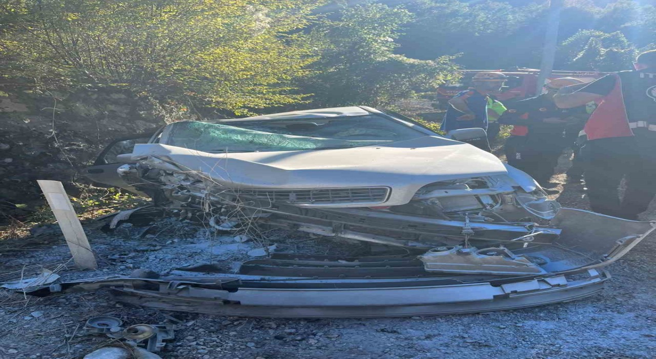 Kontrolden çıkan otomobil duvara çarptı: 2 yaralı