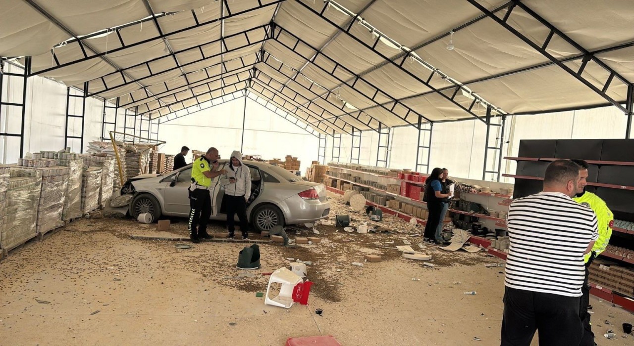 Kontrolden çıkan otomobil iş yerine girdi