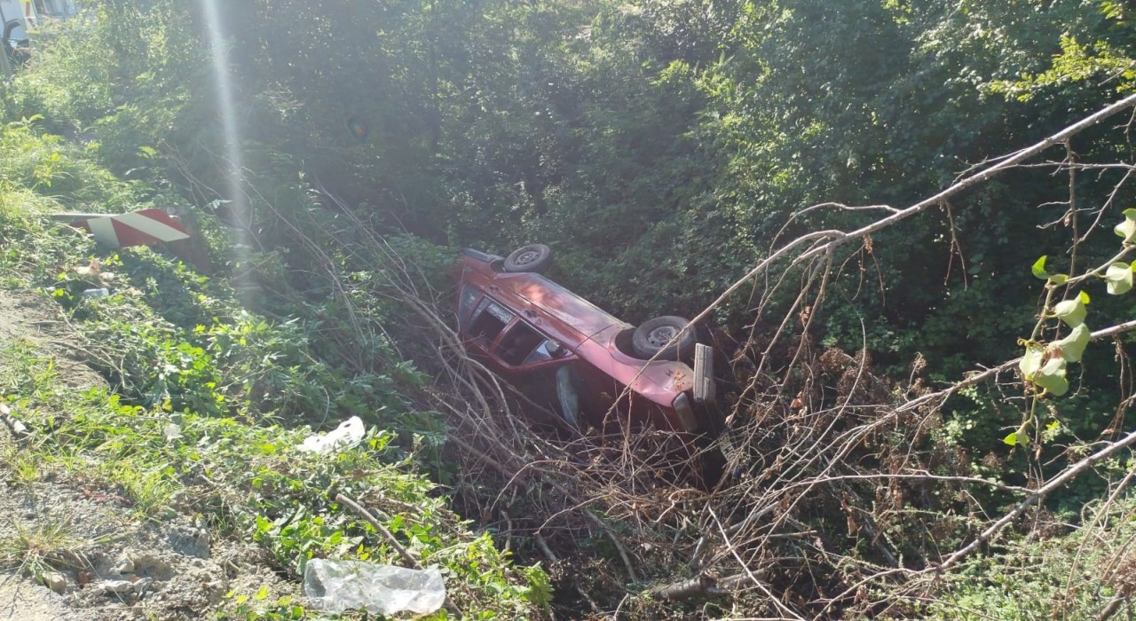 Kontrolden çıkan otomobil şarampole devrildi: 3ü çocuk, 5 yaralı