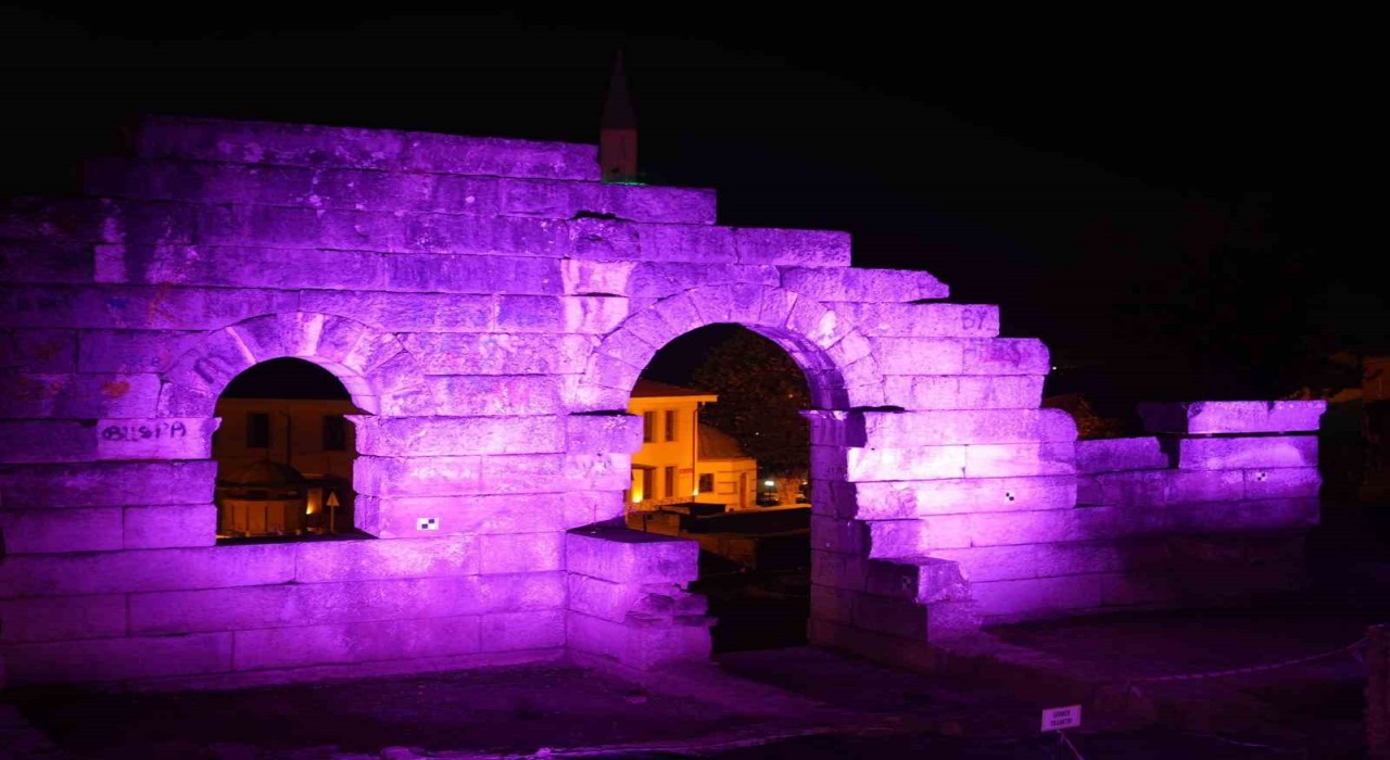 Konuralp Antik Kent Halk Sağlığı Haftasında mor ışıklandırıldı