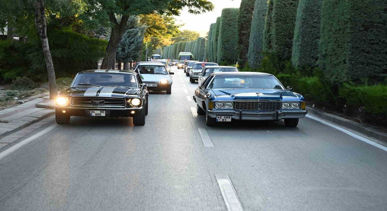 Konya Büyükşehirden huzurevindeki büyüklere klasik araçlar ve açık hava sinemasıyla nostaljik sürpriz