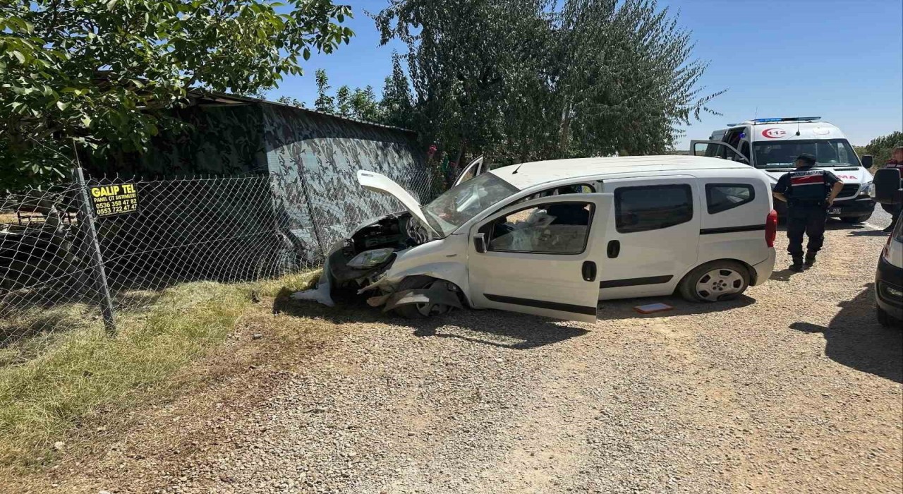 Konyada lastiği patlayan araç bariyerlere çarptı: 2 yaralı