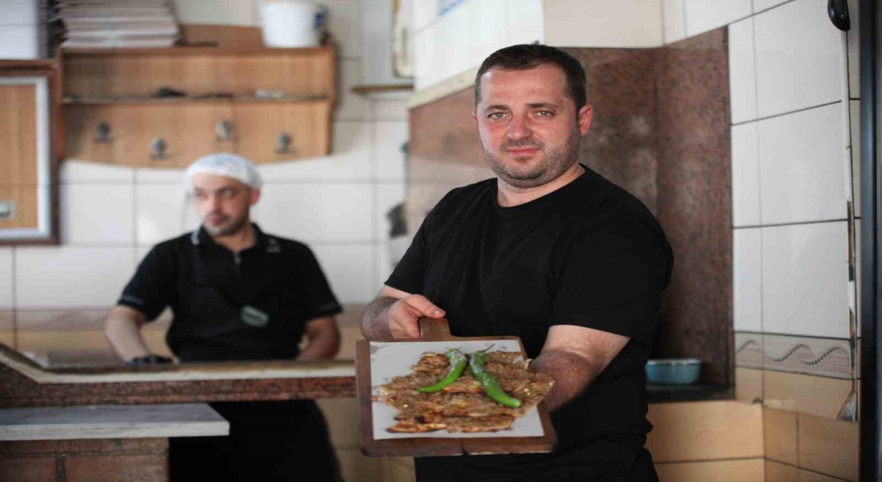 Konyalı ustalar, milli maç için Konyaya gelen misafirleri etliekmek yemeğe davet etti