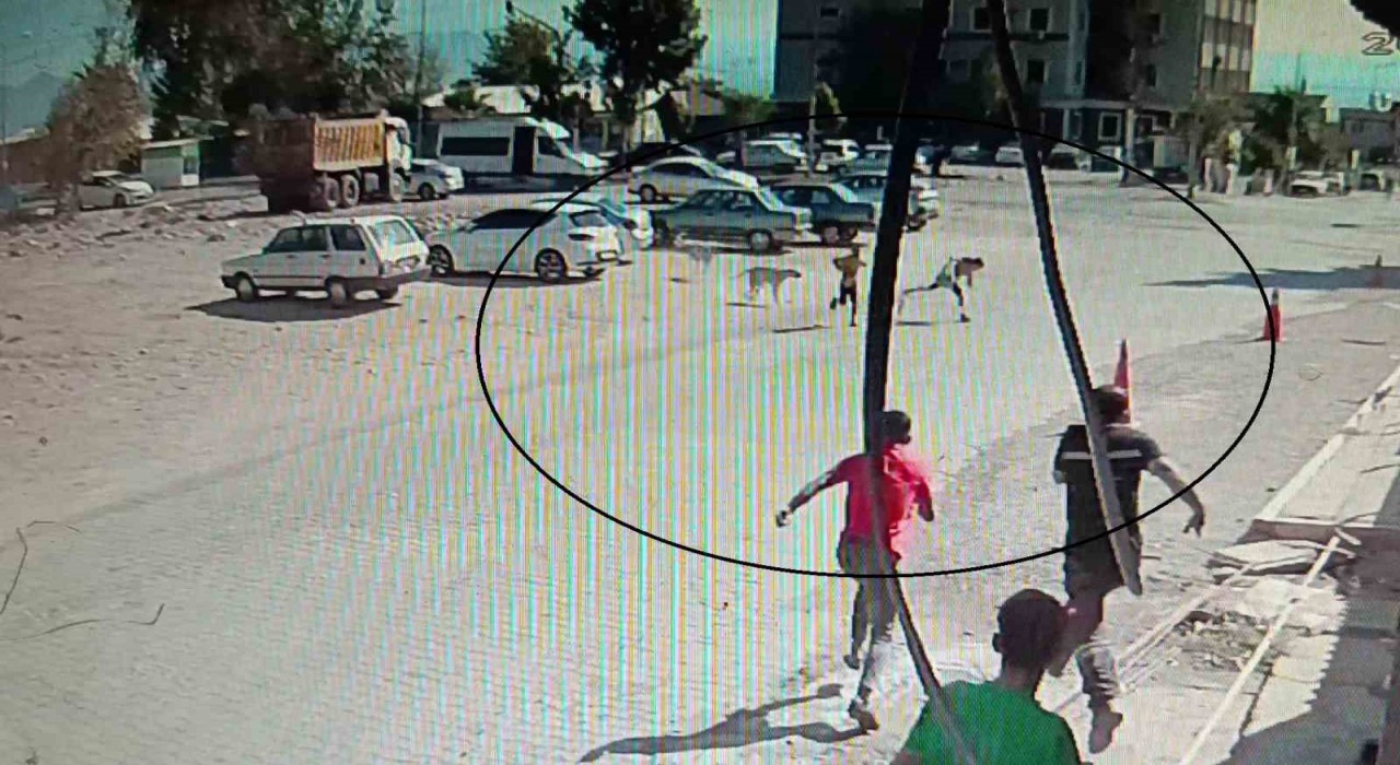 Köpeklerden kaçarken yere yığılan çocukların yardımına vatandaşlar yetişti