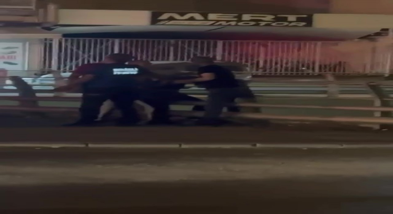 Köprülü kavşaktan kendisini atmak isteyen kadını polis engelledi