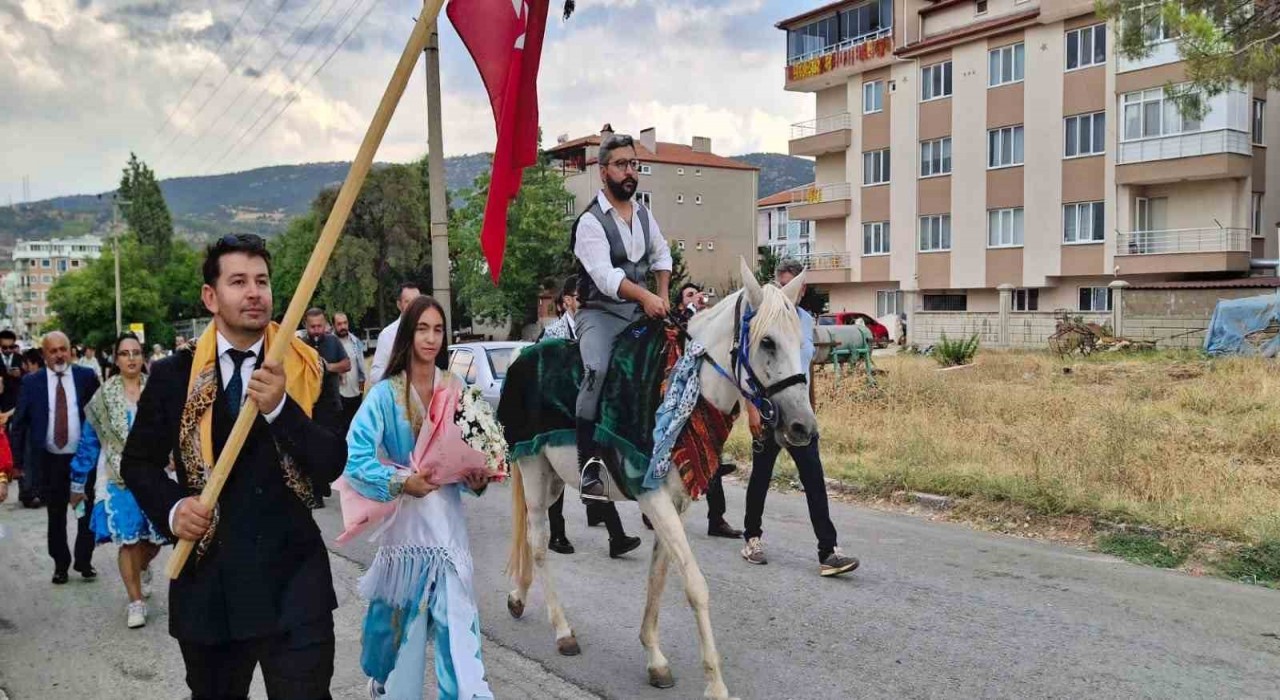 Körüklü çizme giren damat, üç etekli gelinini atıyla aldı