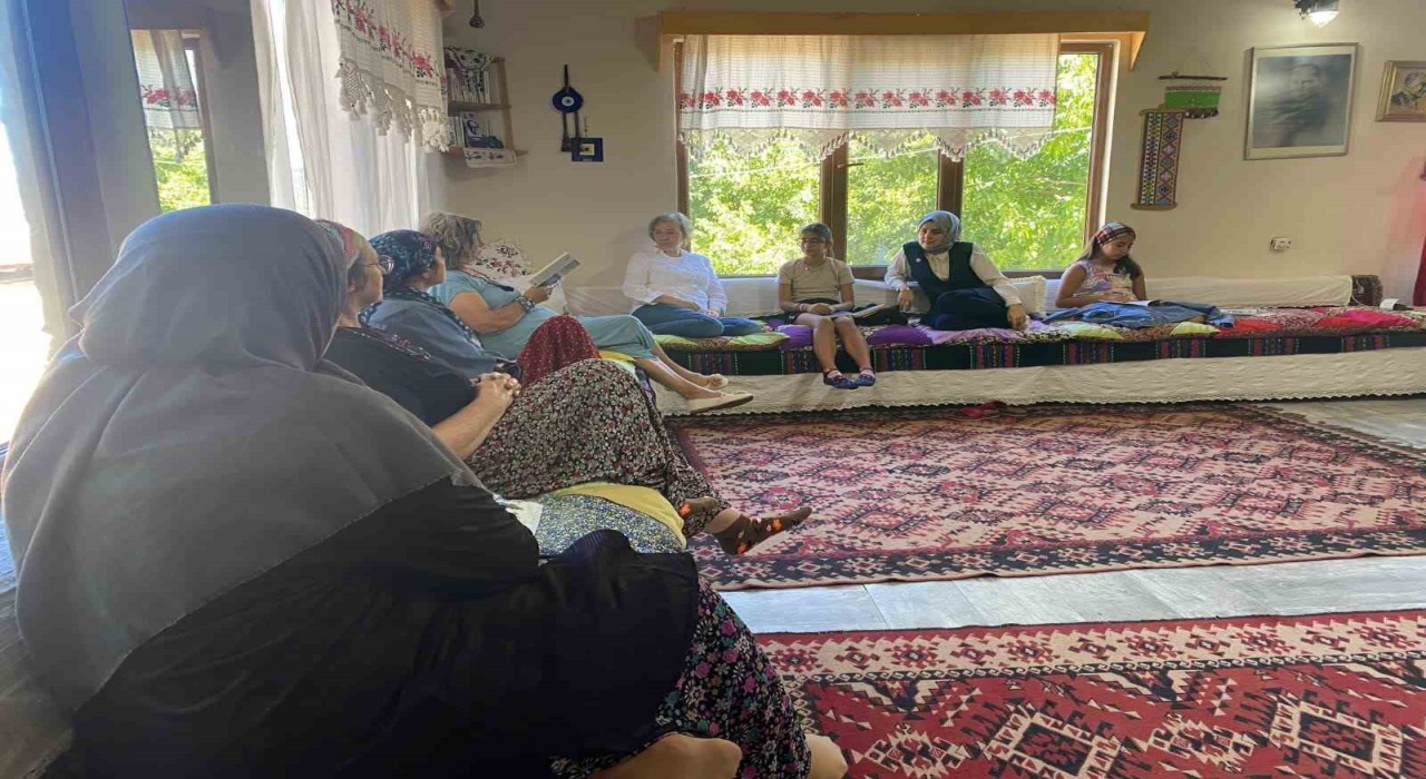 Köy kadınlarından kitap okuma etkinliği