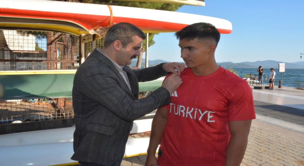 Köyceğiz Kaymakamı Kumcu, Dünya Şampiyonu Karahanı ödüllendirdi