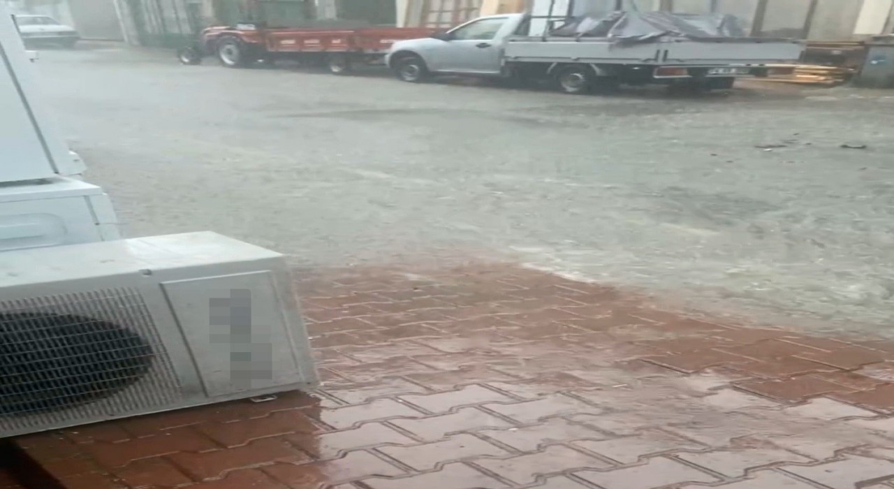 Kozcağızda sağanak yağış yolları göle çevirdi