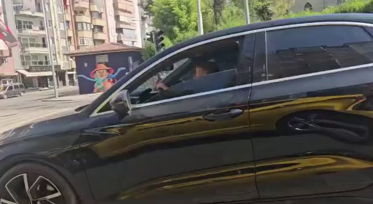 Küçük çocuğa trafikte otomobil kullandırdılar