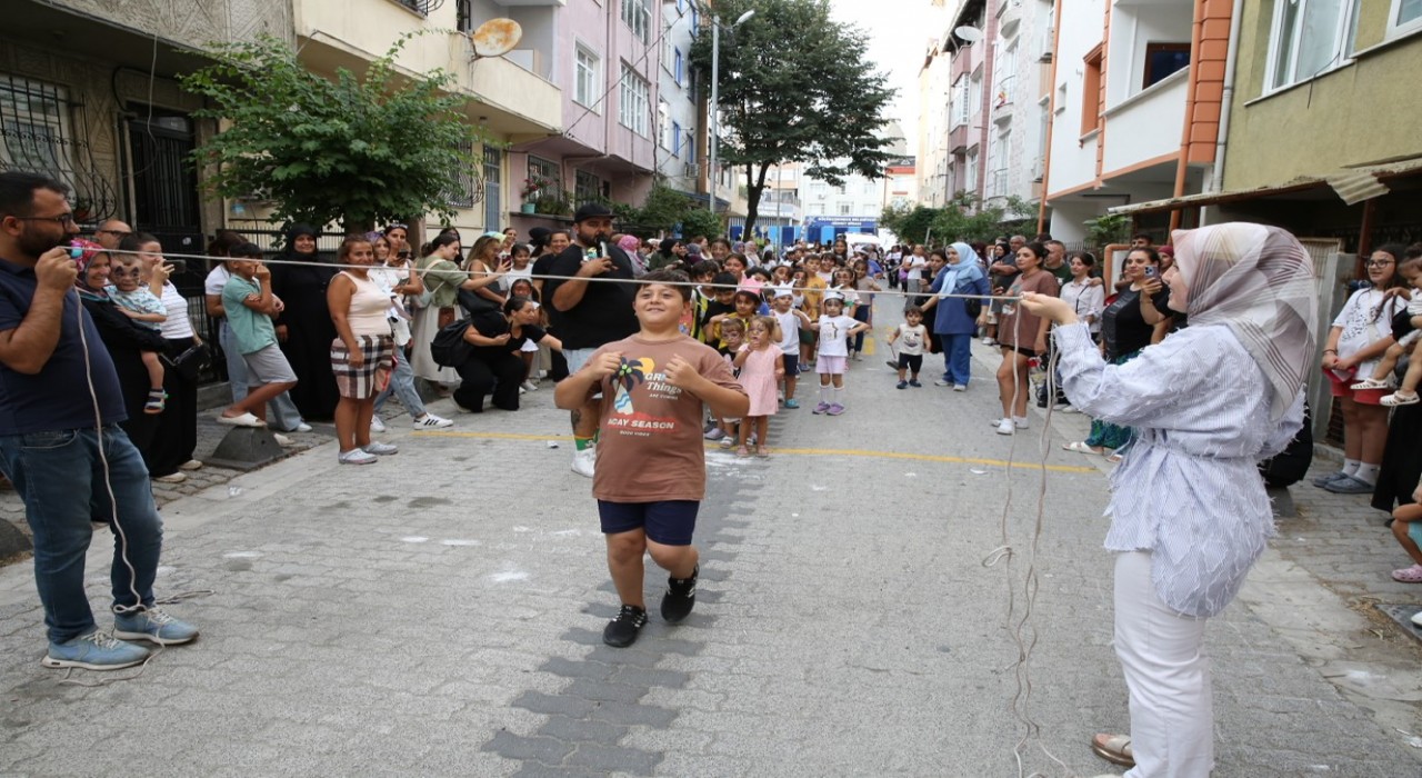 Küçükçekmecede binlerce çocuk ‘sokakta oyun var ile yaz tatilinin tadını çıkarttı