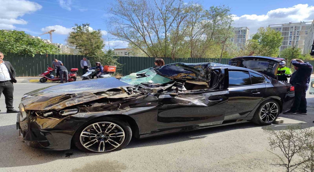 Küçükçekmecede hızını alamayan lüks otomobil park halindeki tırın altına girdi