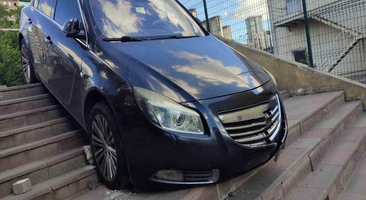 Küçükçekmecede sürücü fark etmediği merdivenlerde asılı kaldı