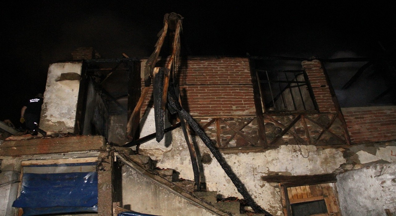 Kulada gece saatlerinde yangın paniği