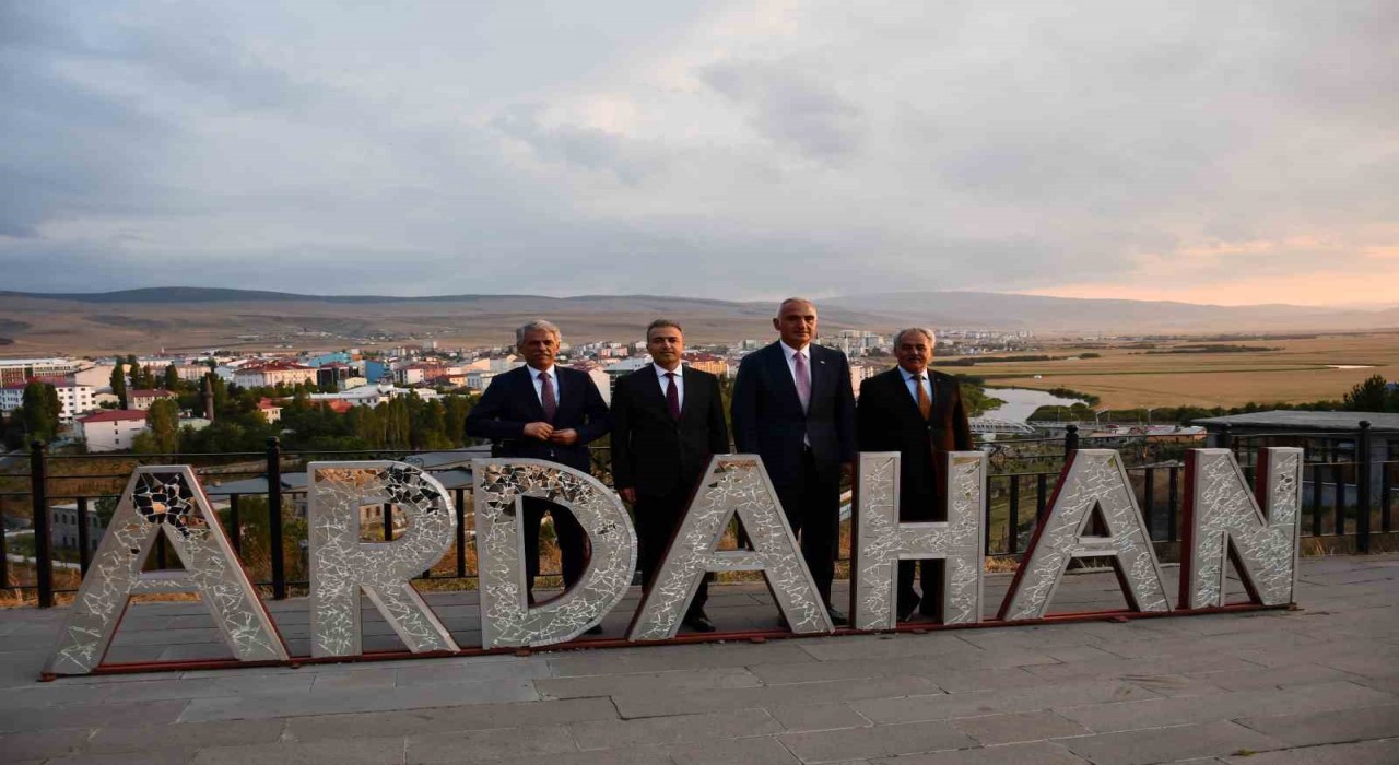 Kültür ve Turizm Bakanı Ersoy, tarihi Ardahan kalesinde inceleme yaptı