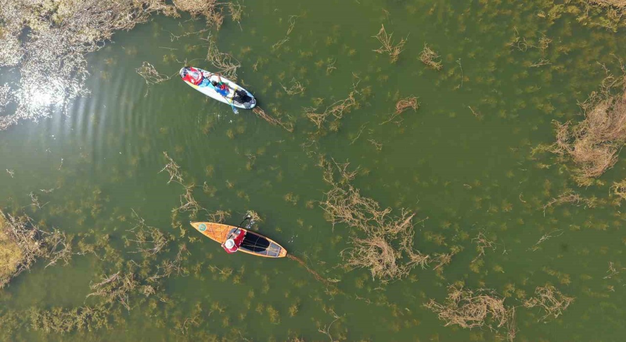 Kuraklığa dikkat çekmek için Beyşehir Gölünü SUP ile kürek çekerek bir uçtan bir uca geçtiler