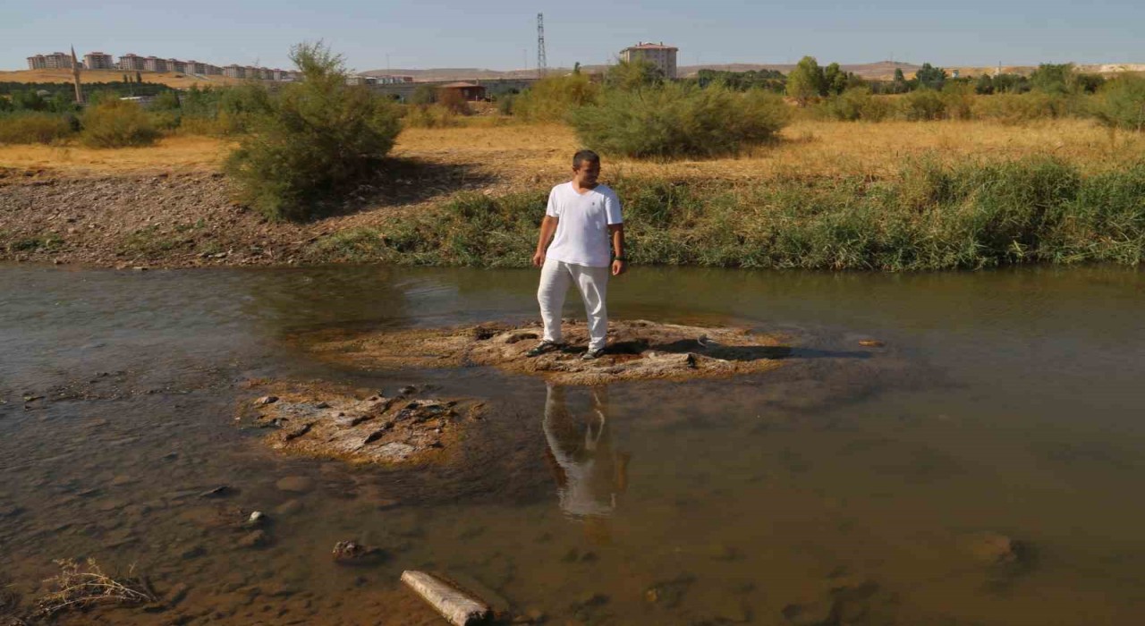 Kuraklık Türkiyenin en uzun nehrini de vurdu, zemin görüntü adacıklar ortaya çıktı