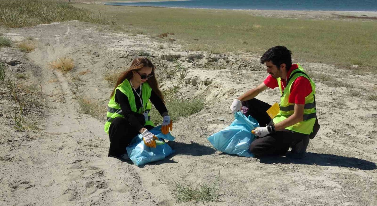 Kuraklıkla boğuşan Burdur Gölü sahilinde gönüllüler çöp topladı