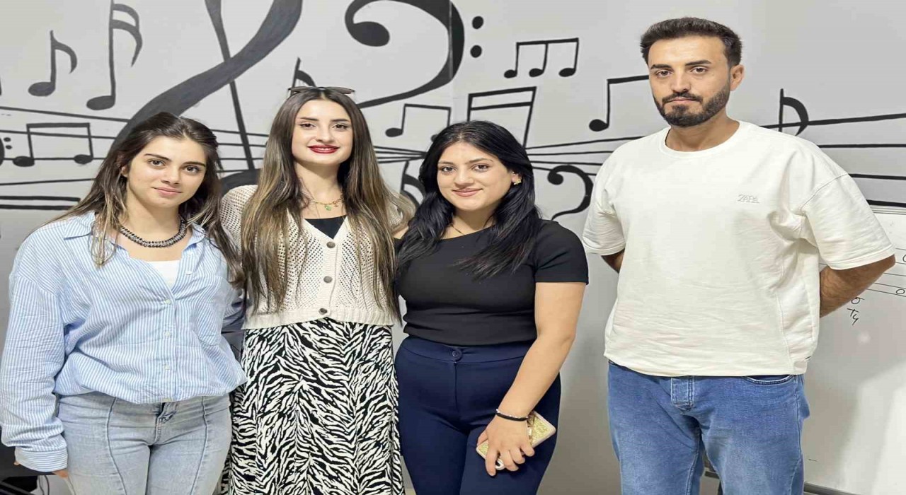 Kurduğu müzik akademisinde öğrencilerini üniversiteye hazırlıyor