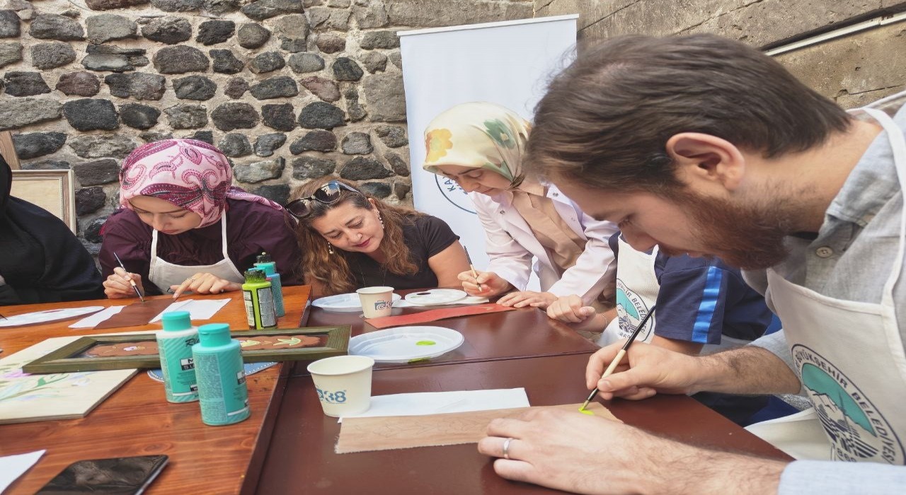 Kursiyerler geleneksel motifleri deri üzerine işledi