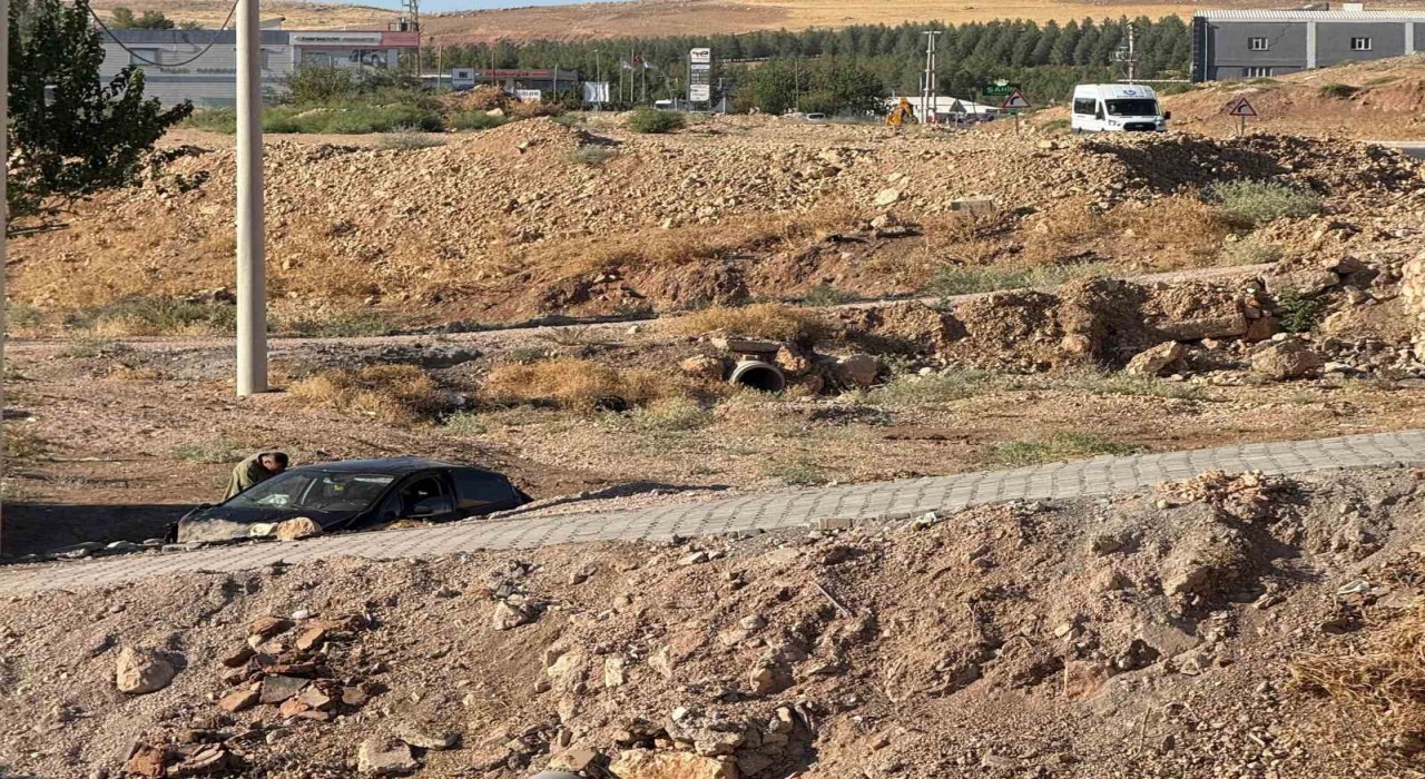 Kurtalanda otomobil şarampole yuvarlandı: 1 yaralı