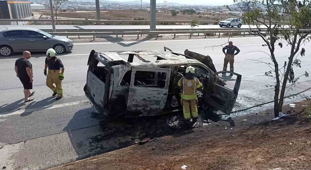 Kurtköyde hafif ticari araç alev alev yandı