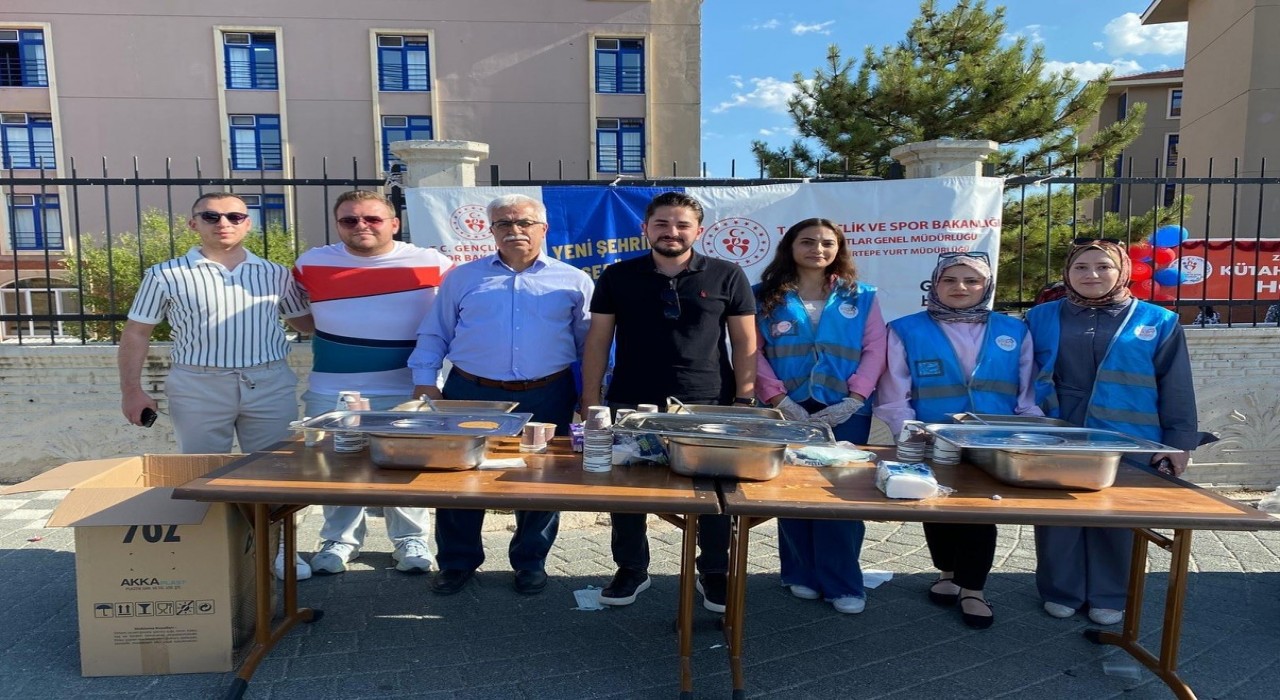Kütahya AK Gençlikten yeni üniversite öğrencilerine çorba ikramı