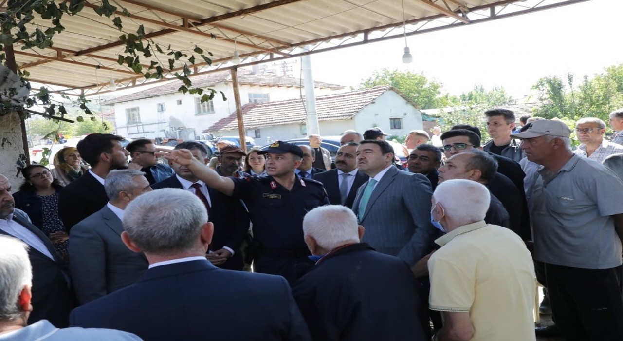 Kütahya Valisi Işından, Şaphanedeki yangın bölgesinde inceleme